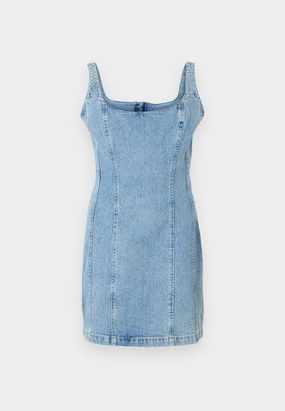 Lyseblå denimkjole med en tettsittende silhuett, firkantet hals og tykke stropper. Har vertikale sømmer og en kort hemline.