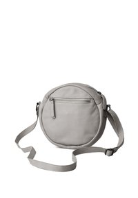 Sivá kožená crossbody taška, guľatý tvar, zipsové uzavretie s prednou vreckou, nastaviteľný popruh, hladká textúra, minimalistický dizajn.