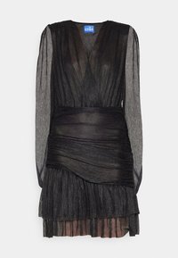 Robe noire transparente à manches longues avec tissu plissé, corsage portefeuille et jupe superposée avec un léger scintillement, étiquetée crās au niveau de l'encolure.