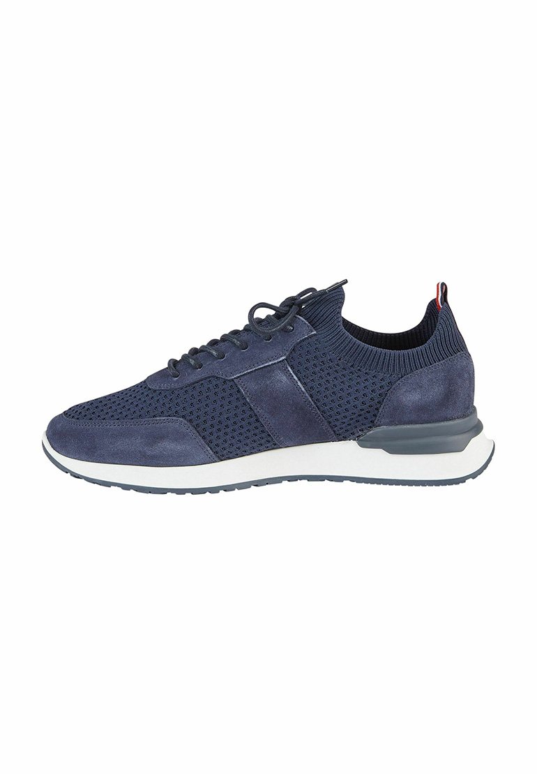 Dunkelblaue Mesh- und Wildledersneaker mit runder Zehe, kontrastierender weißer Zwischensohle und strukturierten Akzenten. Verfügt über ein Schnürdesign und einen gerippten Kragen.