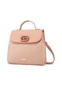 Borsa color pesco con una forma strutturata, dotata di manico superiore, tracolla regolabile e una fibbia metallica decorativa. Texture liscia.