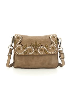 Borsa a tracolla in pelle color cuoio con ricamo floreale decorativo, accenti metallici, borchie tonde e tracolla regolabile.
