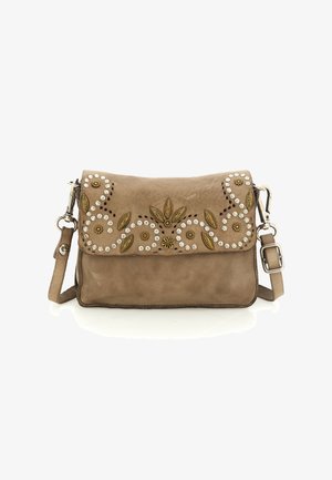 Borsa a tracolla in pelle color cuoio con ricamo floreale decorativo, accenti metallici, borchie tonde e tracolla regolabile.