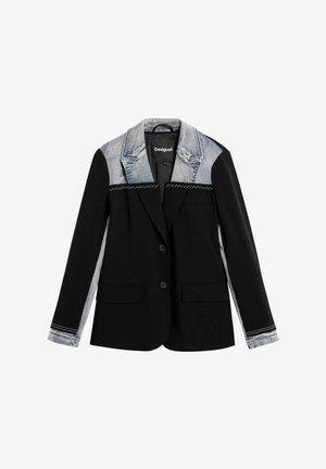 Schwarzer Blazer mit Jeans-Schultern, ausgestattet mit einem einzelnen Knopf, Pattentaschen und weißen Steppnähten an den Nähten.