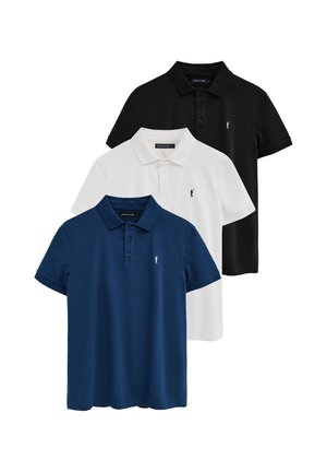 Tre polo a maniche corte in blu navy, bianco e nero, ciascuna con un piccolo logo figurativo ricamato sul petto sinistro.