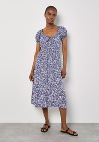 Blumen-Midi-Kleid in Blau, Pink und Weiß, mit Puffärmeln, einer Bindung am Ausschnitt und einem lockeren Schnitt. Glatte Stofftextur.
