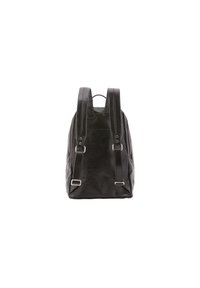 Sac à dos en cuir noir vu de l'arrière avec deux bretelles ajustables rembourrées et une petite poignée supérieure sur fond blanc.