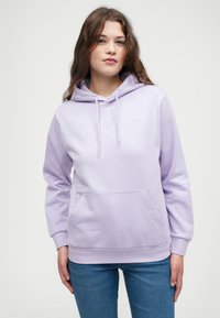 Lilla kapuutsiga dressipluus pehmest materjalist kangaroopocketiga, säärastukordadega ja hemiga; esiküljel on väike logo.