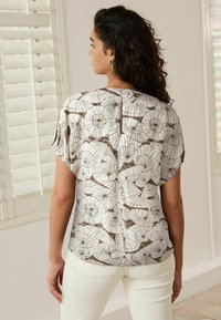 Next GATHERED SHORT SLEEVE TEXTURED BOXY REGULAR FIT - Nyomott mintás póló - ecru brown absract umbrella print