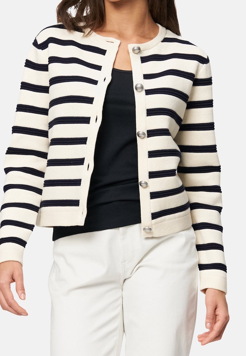 Cardigan rayé en crème et bleu marine avec un col rond, une fermeture à boutons et un tissu texturé. Il comporte des manches longues et des poignets côtelés.
