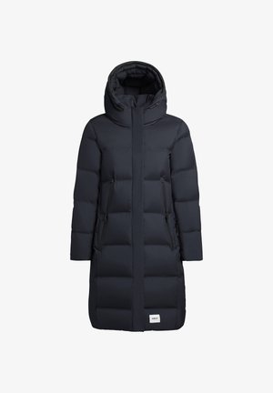 Granatowa kurtka puchowa z kapturem, z zamkiem błyskawicznym z przodu oraz dwiema bocznymi kieszeniami, o pikowanym wzorze i logo na dolnej części przodu.