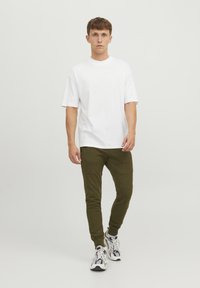 Jack & Jones JPSTWILL AIR PANTS - Pantalones deportivos - olive night