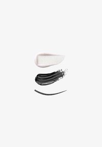 Tre fargeprøver av kosmetiske produkter: en skimrende hvit krem, et matt svart strøk, og en tynn svart eyeliner-linje, ordnet vertikalt.