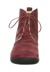 Rote Wildleder-Ankle-Boots mit warmer Fleece-Fütterung, Schnürung vorne und schwarzer Sohle, von der Vorderansicht gezeigt.