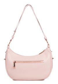 Sac à bandoulière en cuir rose clair en forme de croissant avec bandoulière réglable et poche zippée à l'avant avec garniture en métal doré.