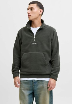 Donkergroene fleece pullover met halve rits, met een voorzak en een witte "JJ Studios" logo, gestructureerd oppervlak en geribde manchetten.