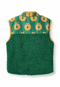 Zaļš flīsa veste ar oranžiem ābola rakstiem augšējā aizmugurē un oranžu apdari ap rokas caurumiem un apkakli.