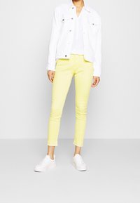 OPUS Vaqueros pitillo - light yellow