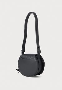 Μαύρη δερμάτινη τσάντα ώμου με στρογγυλό σχήμα, υφή ραβδωτής λεπτομέρειας στο καπάκι, ρυθμιζόμενο λουρί και διακριτές ραφές.