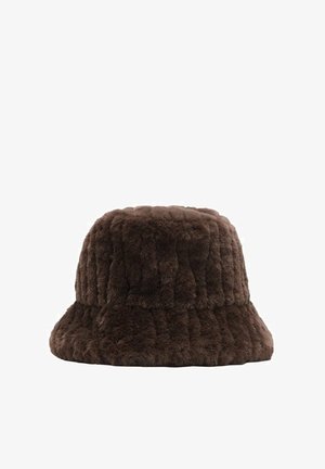 Cappello a secchiello in pelliccia sintetica marrone con texture morbida e ampia visiera inclinata verso il basso.