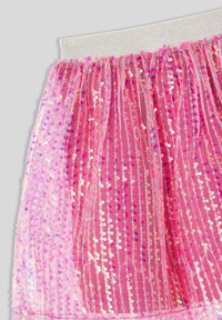 Różowa spódnica z tiulu pokryta cekinami, z elastycznym pasem. Posiada poziome paski cekinów, lśniące w różnych odcieniach różu i srebra.