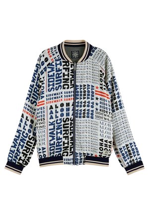 Jas met volledige rits, geribde kraag en manchetten, bedekt met marineblauwe, zwarte en rode tekstpatronen met woorden zoals "SIDEWALK", "SURFING" en "ALOHA".