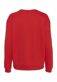 Felpa rossa a girocollo con maniche lunghe, polsini e orlo a costine, texture liscia e vestibilità oversize, senza stampa o decorazioni visibili.