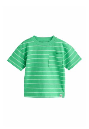Grünes T-Shirt mit kurzen Ärmeln und weißen horizontalen Streifen, einer Brusttasche auf der linken Seite und einem kleinen Logotag nahe dem unteren Saum.