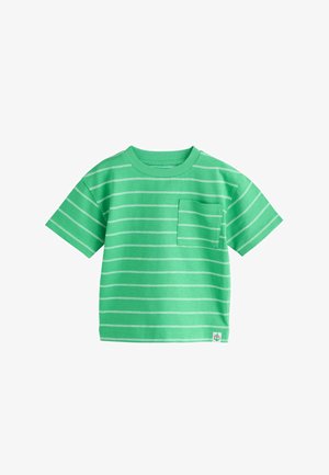 Tricou verde cu mâneci scurte, cu dungi orizontale albe, buzunar pe piept pe partea stângă și o etichetă mică cu logo lângă tivul de jos.