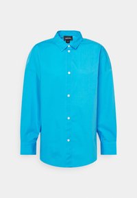 Camicia azzurro chiaro con bottoni realizzata in misto cotone, con colletto classico, maniche lunghe e orlo dritto con vestibilità rilassata.