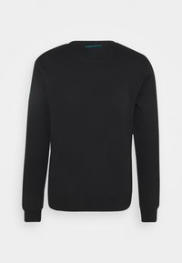 Sudadera negra hecha de material suave, con mangas largas, cuello redondo y un pequeño logotipo azul en la parte alta de la espalda y la manga.