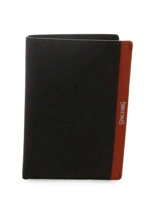 Portafoglio nero bifold con una striscia verticale marrone sul lato destro con il logo bianco Spalding.