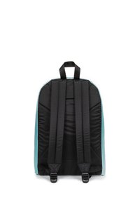 Zaino nero e verde acqua con spallacci imbottiti, una maniglia superiore e una texture liscia. Presenta una forma semplice e arrotondata e spallacci regolabili.