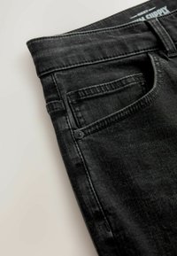 Sorte denim jeans med en glat tekstur, der har en frontlomme og en knaplukning, fremhævet af subtile syninger.