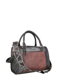 Bolso de mano de cuero negro y marrón con acentos texturizados, un patrón acolchado, dobles asas y una correa de hombro desmontable con un diseño.