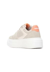 Zapatilla plataforma color beige y melocotón claro con suela gruesa blanca, detalles en el panel lateral y la marca "Refresh" en la etiqueta del talón.