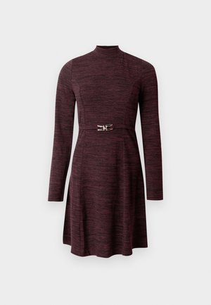 Rochie lungă călduță de culoare bordo, cu guler înalt, talie strânsă și fustă evazată, având un accent metalic la talie. Material texturat.