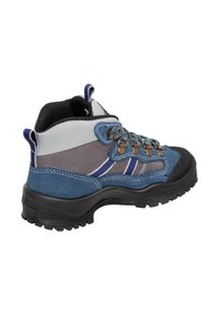 Blauer und grauer Wanderschuh mit schwarzer Sohle, Metallösen und Stoffschlaufen, schräg dargestellt, um die Außenseite und die hintere Ferse zu zeigen.