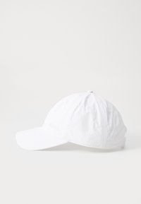 Casquette de baseball blanche en coton, avec une visière courbée et un logo en relief discret. Dessus renforcé avec des accents de couture.