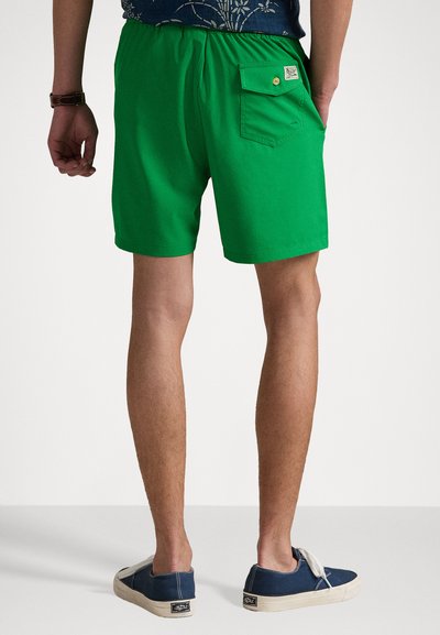 Pantaloni de baie verzi din material ușor, cu un talie elastică și o buzunar posterior cu închidere cu button.