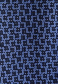 Tissu bleu avec un motif répétitif de petites formes florales bleu marine foncé disposées étroitement sur toute la surface.