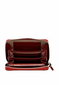 Portefeuille en cuir rouge avec fermeture éclair, doté de plusieurs emplacements pour cartes et d'une doublure intérieure texturée. Conception compacte et bien organisée.