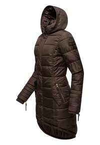 Giacca a vento marrone con cappuccio, caratterizzata da una texture trapuntata, due tasche con zip, polsini a costine e un fondo posteriore più lungo.