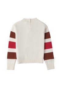 Maglione pullover color crema con colletto a coste alto, tre bottoni sul retro e maniche a righe in marrone scuro, bianco e rosa fluo.