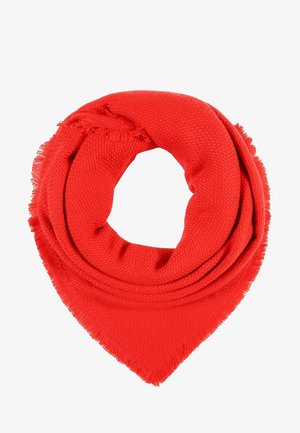 Jaskrawo czerwony, tkany szalik z frędzlami na krawędziach, złożony w trójkątny kształt i ułożony w formę koła.