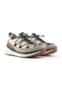 Beige und graue Sportschuhe mit einer strukturierten Oberseite, schwarzen elastischen Schnürsenkeln und einer weiß gesprenkelten Zwischensohle; Gummilaufsohle mit Traktion.