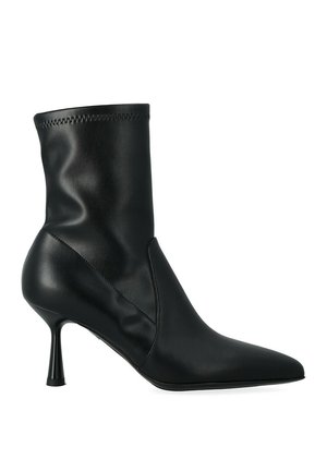 Stivaletto alla caviglia in pelle nera con punta appuntita e tacco alto e sottile, finitura liscia e bordo superiore cucito.