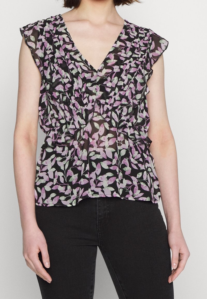 Blouse noire transparente avec un décolleté en V, manches courtes à volants, présentant un motif floral dans des tons de violet et de vert. Tissu texturé.