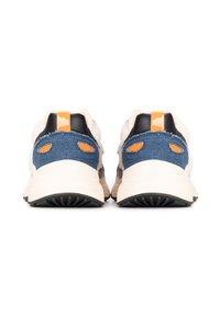 Baskets bleues et beiges avec des accents orange, présentant un dessus en denim texturé, un talon noir élégant et une semelle en caoutchouc à motif.