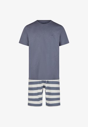 Harmaa lyhythihainen t-paita, jossa on pieni emblem, yhdistettynä sinivalkoisiin raidallisiin shortsihin, jotka ovat pehmeää ja teksturoitua kangasta.